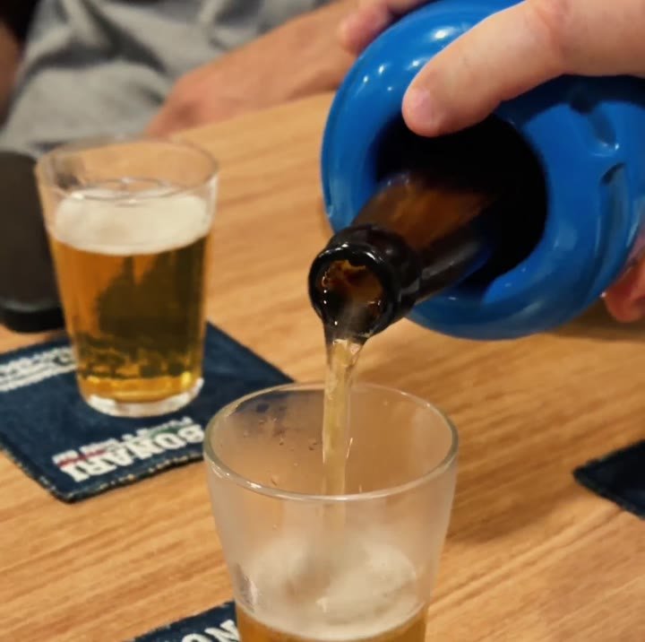 Cerveja 600 ml sendo servida no copo na mesa da Bonari