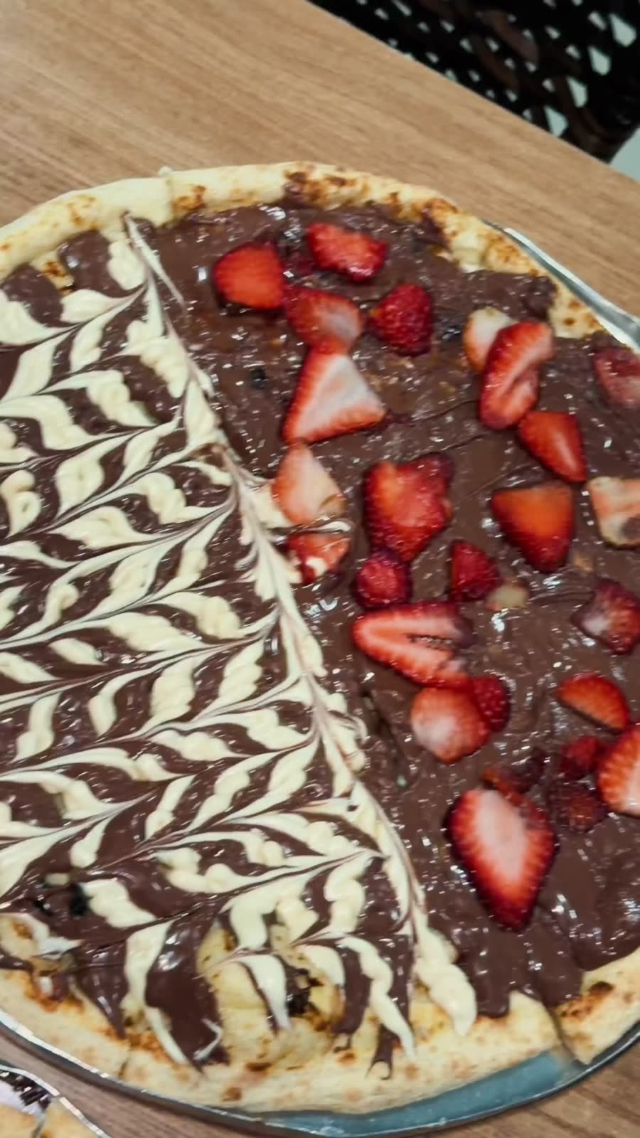Pizza doce de chocolate com morango